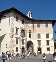 Il Palazzo dell'Orologio è uno degli edifici affacciati in Piazza dei Cavalieri a Pisa.